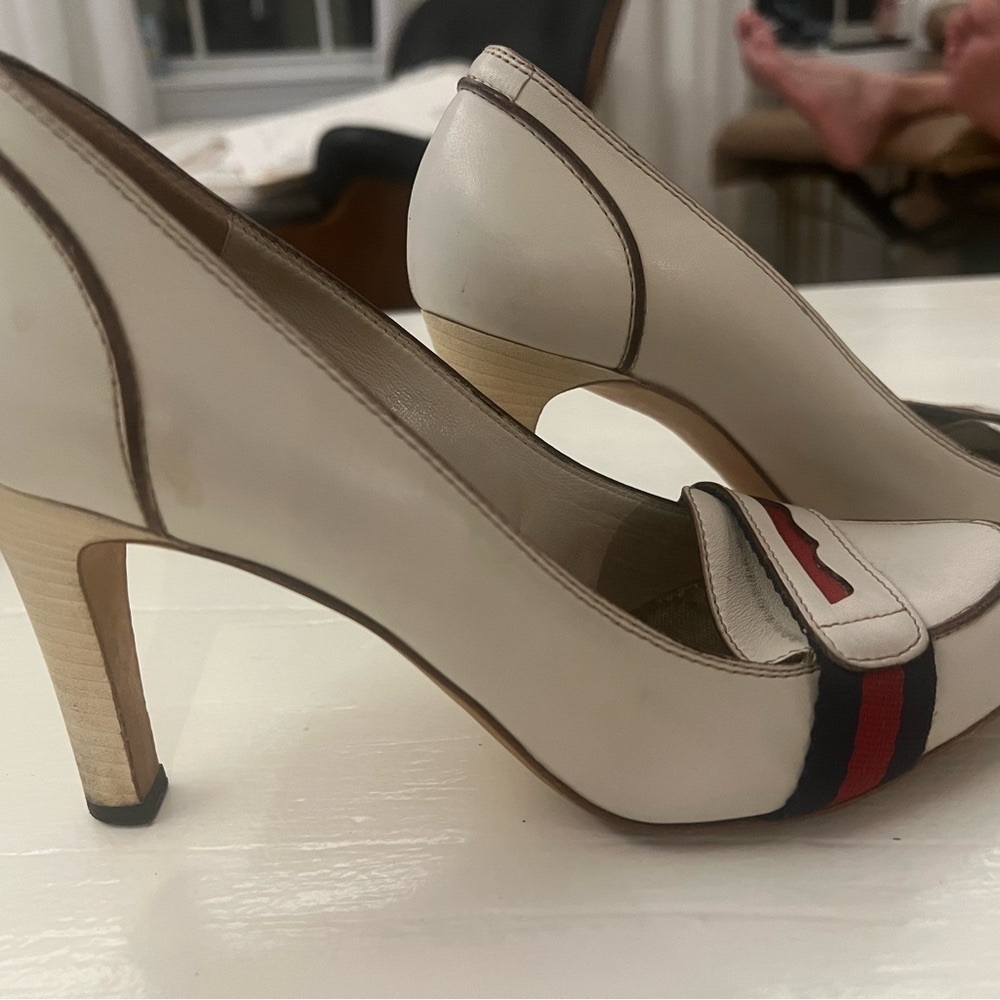 Gucci Cream and Red Stiletto Heels with Bow Accent - Picture 15 of 16
